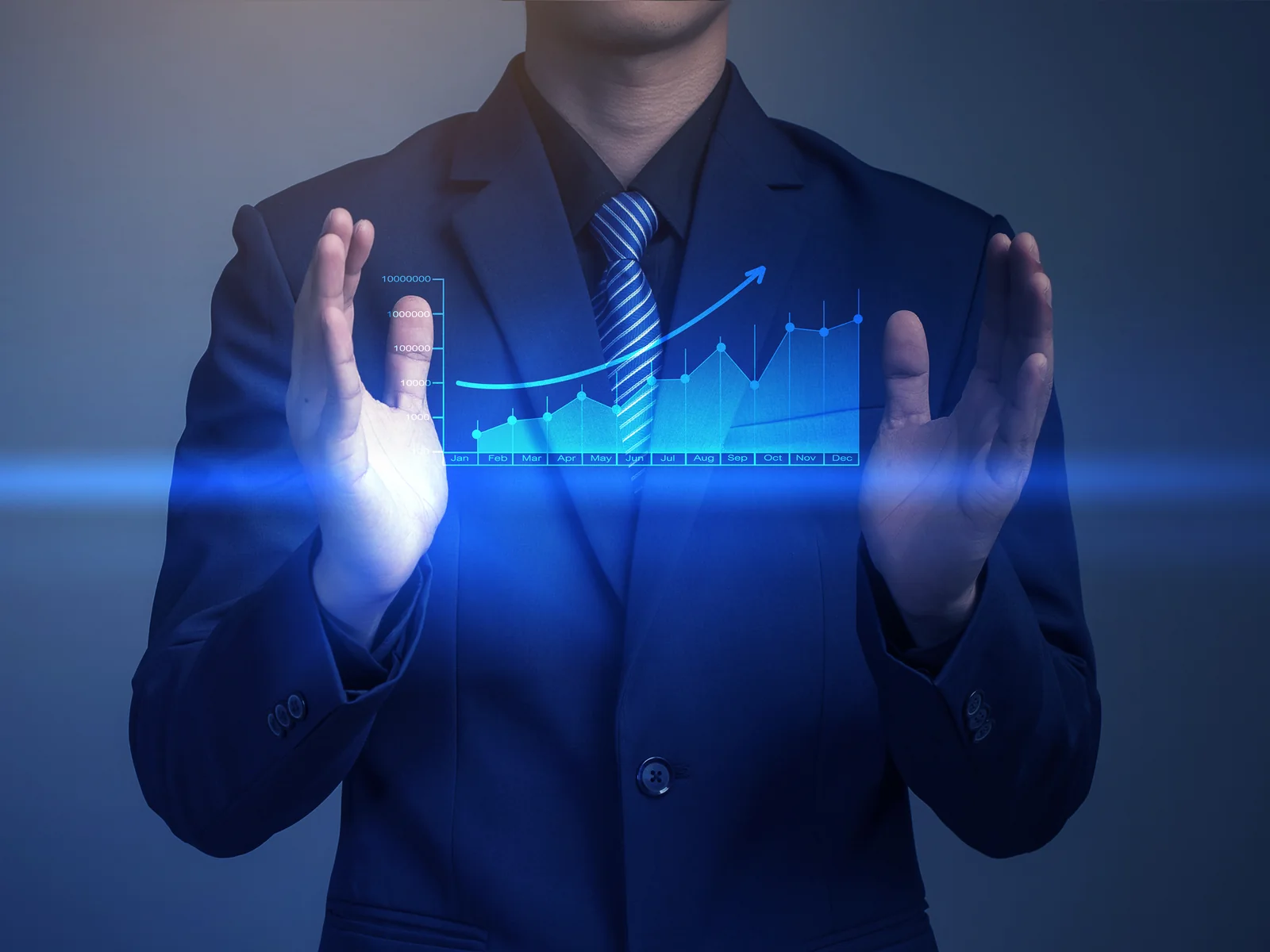 Profesional mostrando un gráfico de crecimiento generado con inteligencia artificial